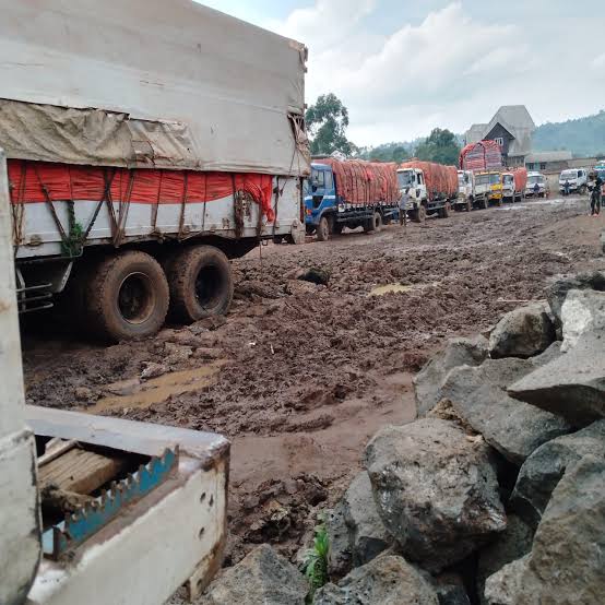 Rutshuru : Plus de 50 véhicules poids lourds bloqués à Kitshanga depuis une semaine