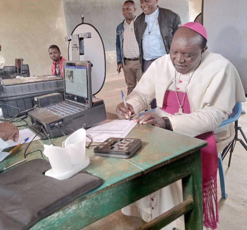 Butembo-Beni : Mgr Sikuli Paluku Melchisédech encourage l’engouement qui caractérise l’opération d’enrôlement