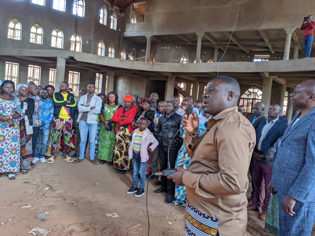 Butembo : Le député Mumbere Mukweso appuie les travaux de construction de l’église paroissiale Sainte-Croix de Kyavuyiri