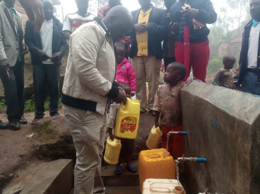 Lubero : La Fondation Julien Paluku Kahongya remet une source d’eau potable à la population de Musimba