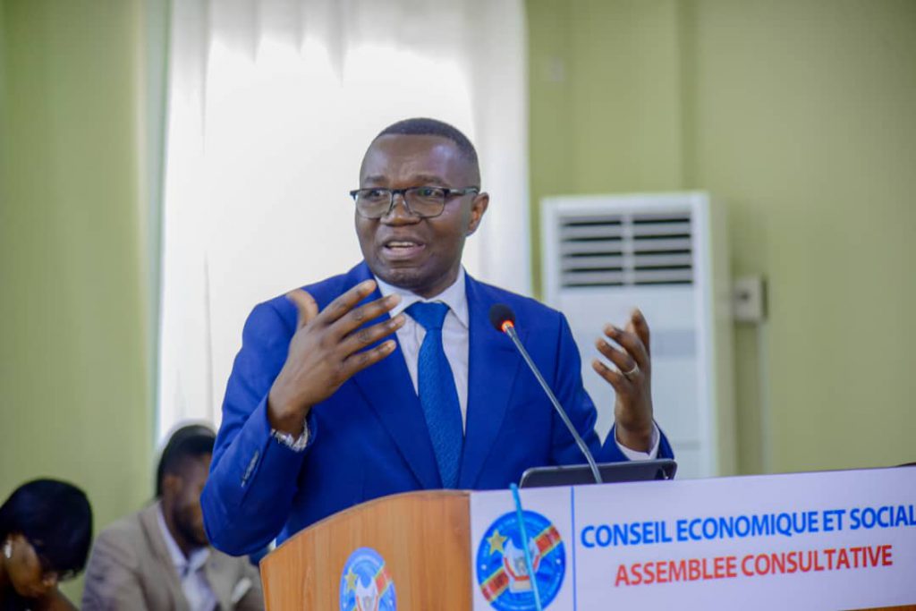 Kinshasa : Une séance académique sur l’industrie des batteries électriques animée au Conseil Économique et Social par Julien Paluku