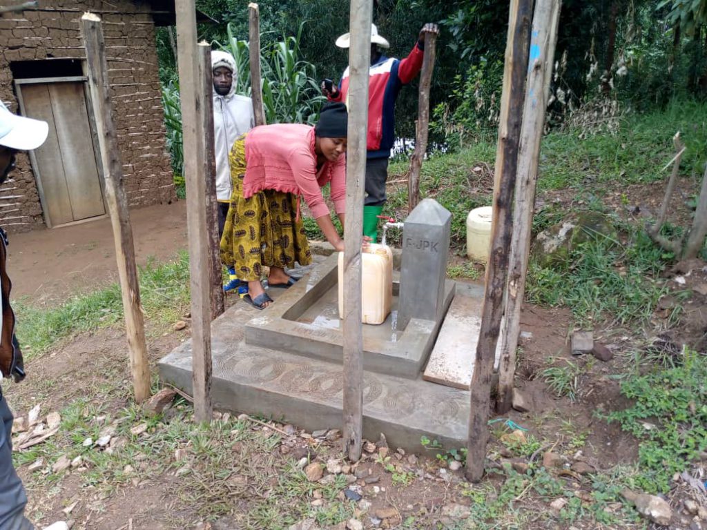 Lubero : Vers la finalisation des travaux d’adduction d’eau potable à Kalimba par la Fondation Julien Paluku