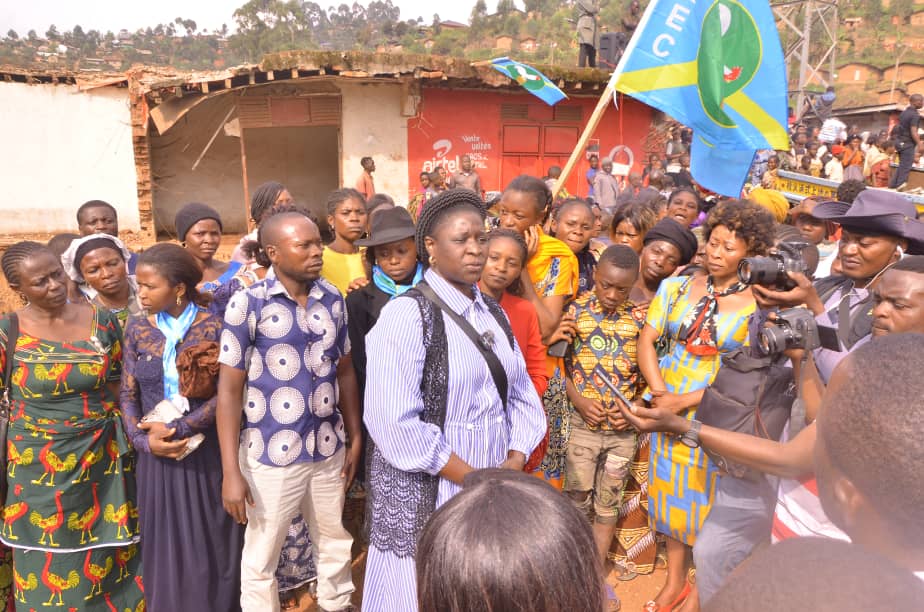 Butembo :  Travaux de construction du pont Vulindi, Jeanine Katasohire donne un coup de pouce