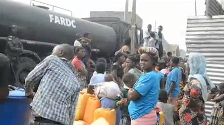 Goma : les FARDC approvisionnent les habitants du quartier Bujovu en eau potable