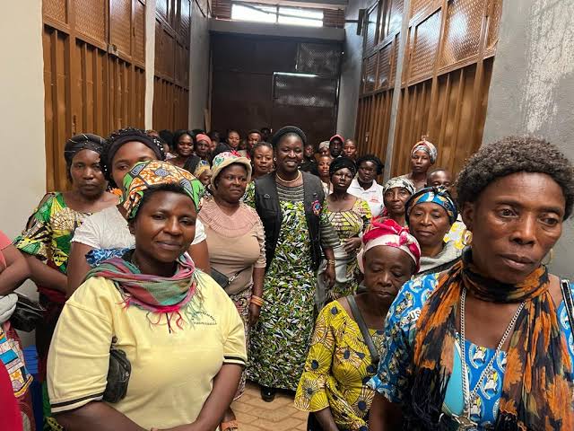 Butembo : La Fondation Umoja Ni Nguvu octroie des microcrédits à 150 femmes avec l’appui de la députée Kavira Katasohire Jeanine