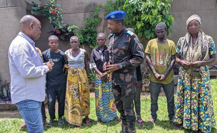Beni : L’armée remet 10 ex-otages des ADF/MTM à la société civile