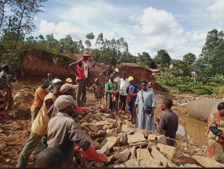 Butembo : Travaux de rechargement du fossé du pont Vulindi, la députée Kavira Katasohire met le paquet