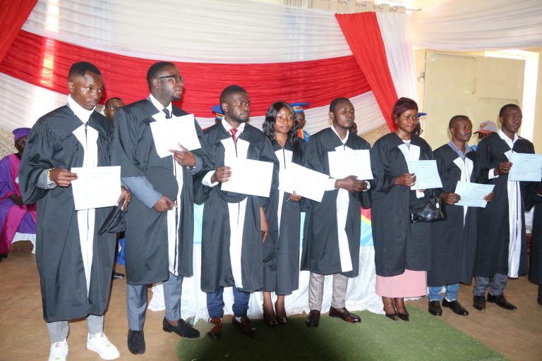 ESU/Butembo : L’UAC confère les titres de licencié et de gradué à 150 lauréats