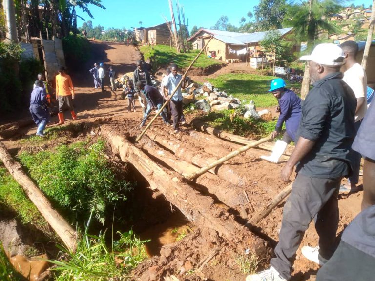Butembo : Kasereka Muhinda Jeannot appuie les travaux de construction d’un pont à Bulengera