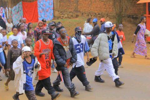 Nord-Kivu: Des jeunes surnommés « les américains » imposent leur style d’habillement à Butembo