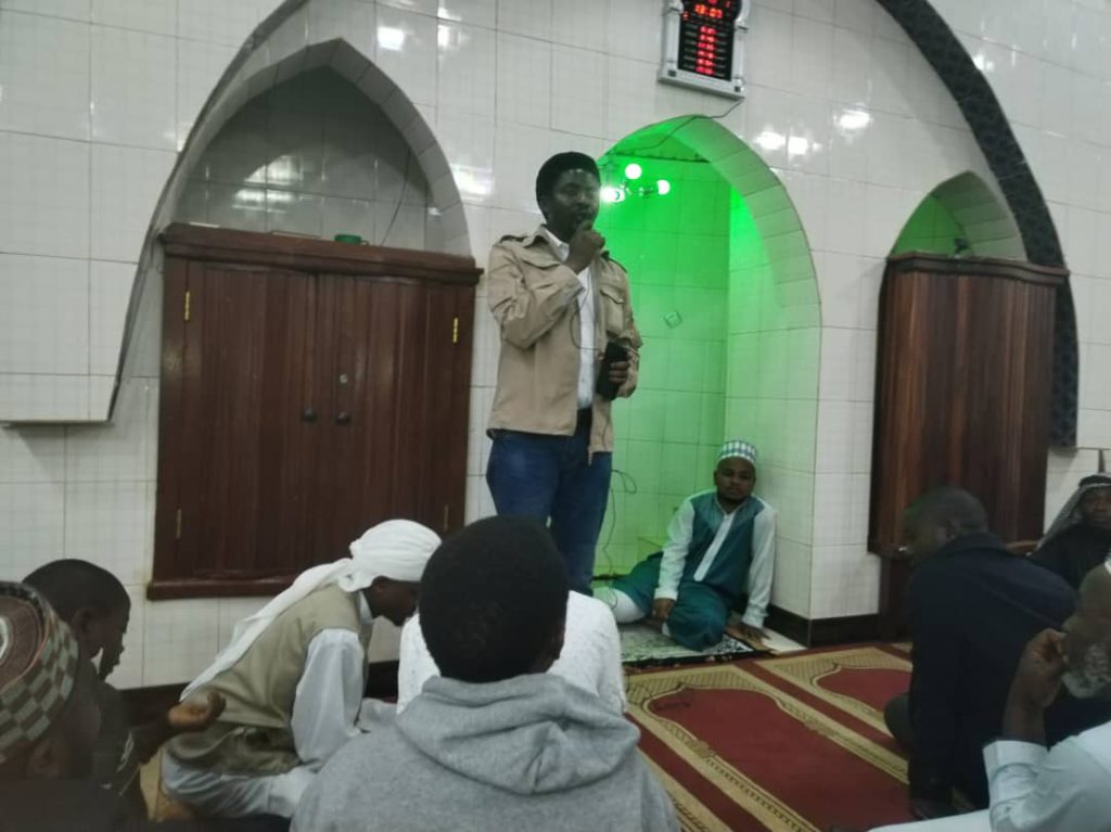 Butembo : Chafi Musitu remet des tôles pour la construction de la mosquée de Kalemire