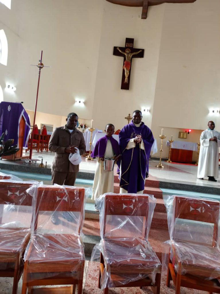 Butembo : Mumbere Mukweso Rémy offre des chaises à l’église paroissiale de Sainte Croix de Kyavuyiri