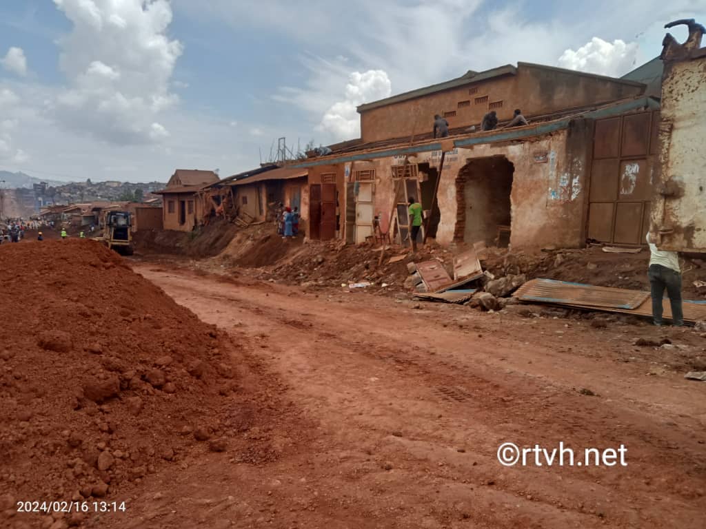 Butembo : Asphaltage du Boulevard Nyamwisi, des constructions anarchiques démolies par leurs propriétaires
