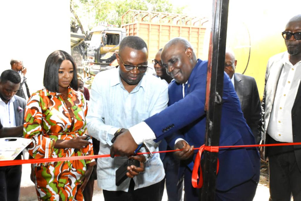 Kinshasa : Julien Paluku inaugure la première usine de production des cure-dents made in DRC