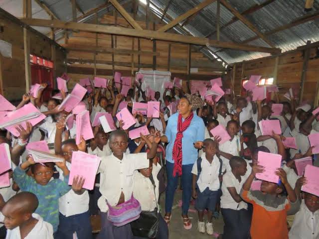 Rutshuru : Des centaines d’élèves de Kiwanja assistés en fournitures scolaires