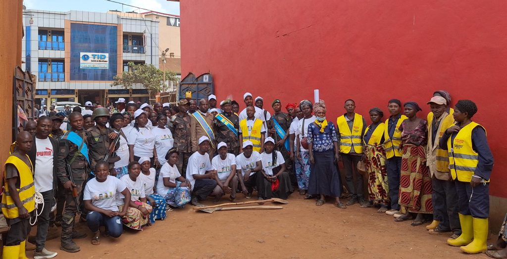 Nord-Kivu : Des militaires FARDC et des civils organisent des travaux communautaires à Butembo
