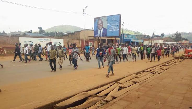 Butembo : Des militants du Parlement Debout de Furu manifestent contre les coupures du courant électrique de ENK