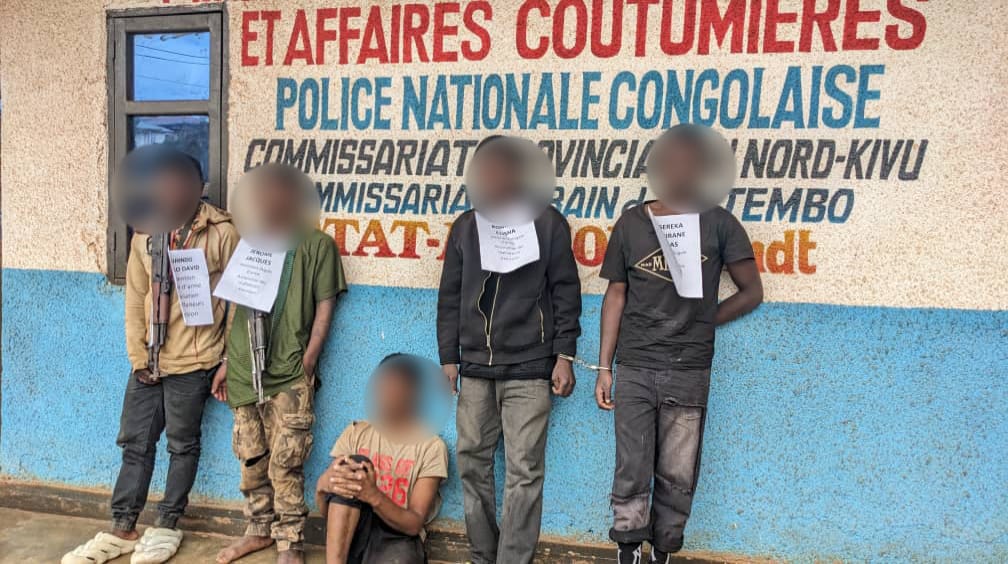 Butembo : 5 présumés bandits présentés à la presse avec 3 armes à feu